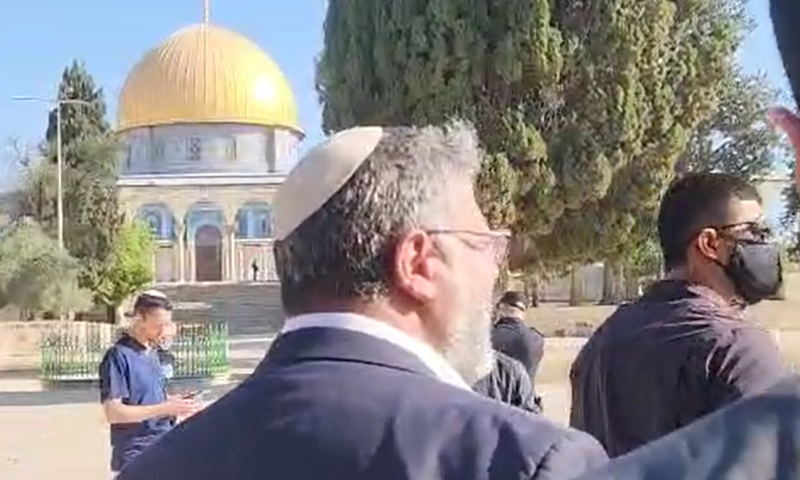 צפו: השר בן גביר חזן 'שחרית' בהר הבית