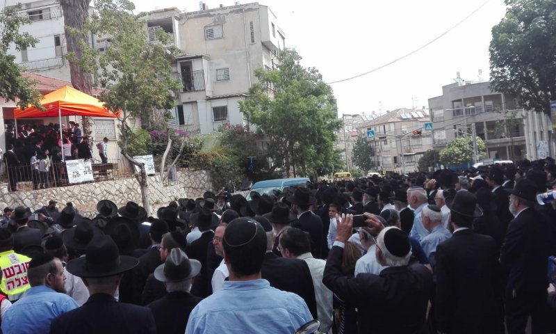 צפו: אלפים בהלווית הרב שריה דבליצקי זצ"ל