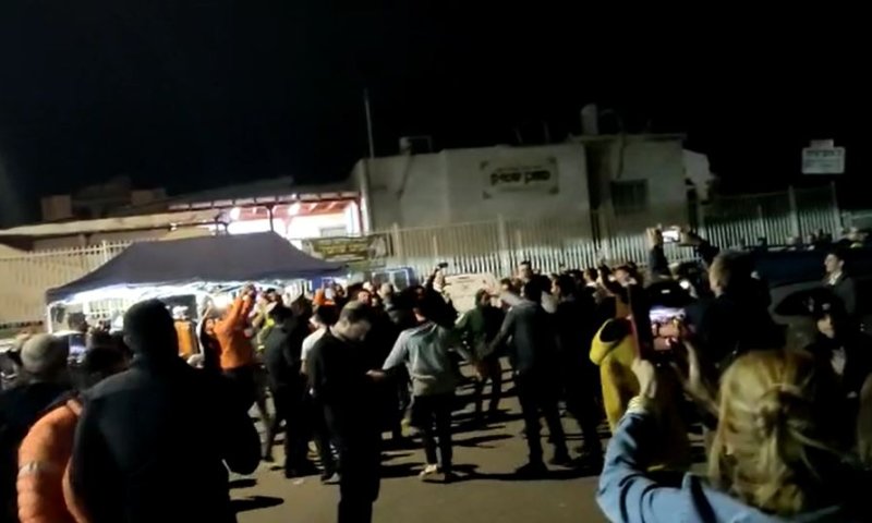 צפו: הילד אותר; התושבים פתחו בשירה וריקודים