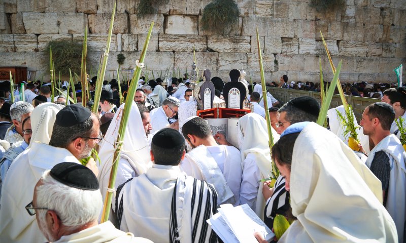 צפו: רבבות במעמד ברכת הכהנים בכותל המערבי