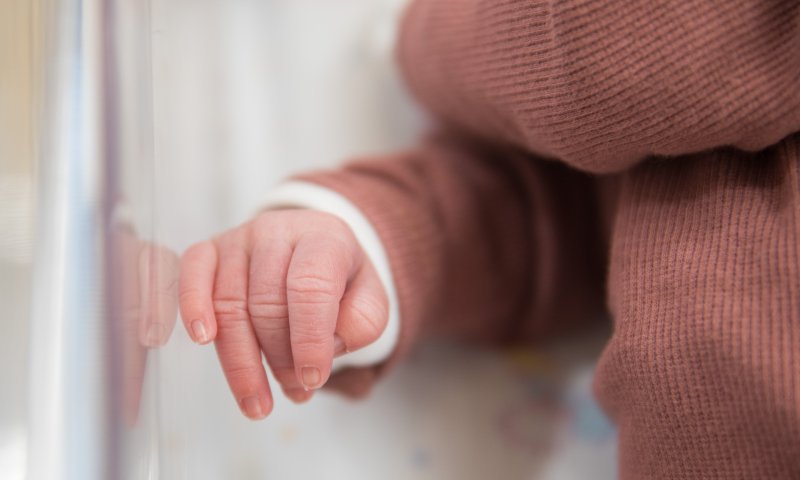 המגפה חוזרת? תינוק חלה בקורונה הורדם והונשם