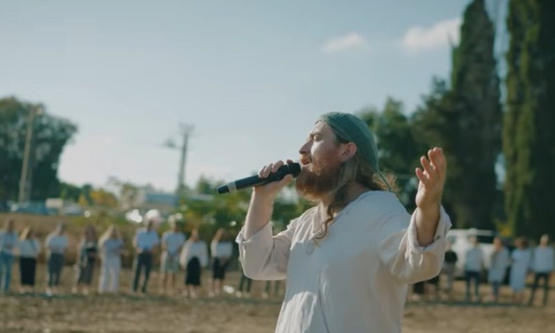 צפו: שירת המונים של יה אכסוף סביב קברה של תפארת לפידות