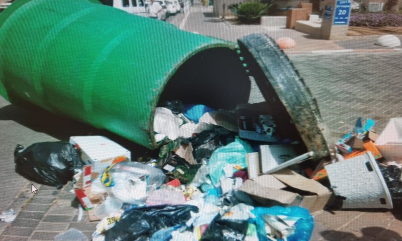 ניסה להוציא את הצרור שנפל לפח &ndash; ונלכד בתוכו