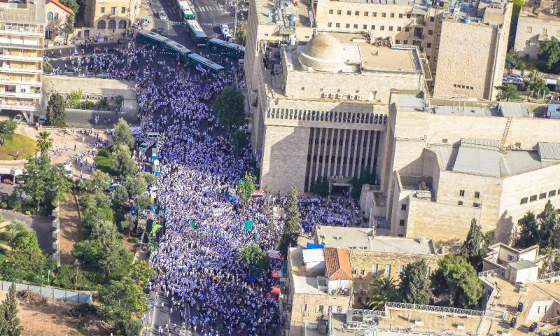 עשרות אלפי סרוגים בריקוד הדגלים בירושלים