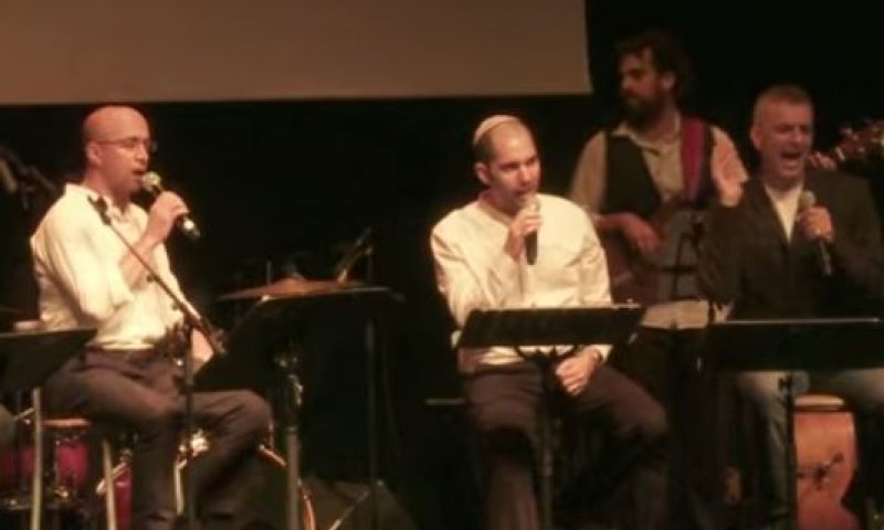 אל נורא עלילה: סינגל ראשון מתוך לקראת נעילה