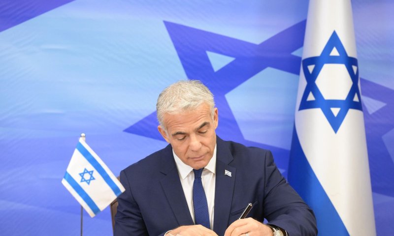 לפיד חתם על ההסכם הימי; המשלחת יוצאת לגבול לבנון