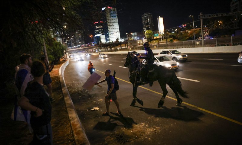 מח"ש הודיעה: פרש שתקף מפגין נחקר באזהרה