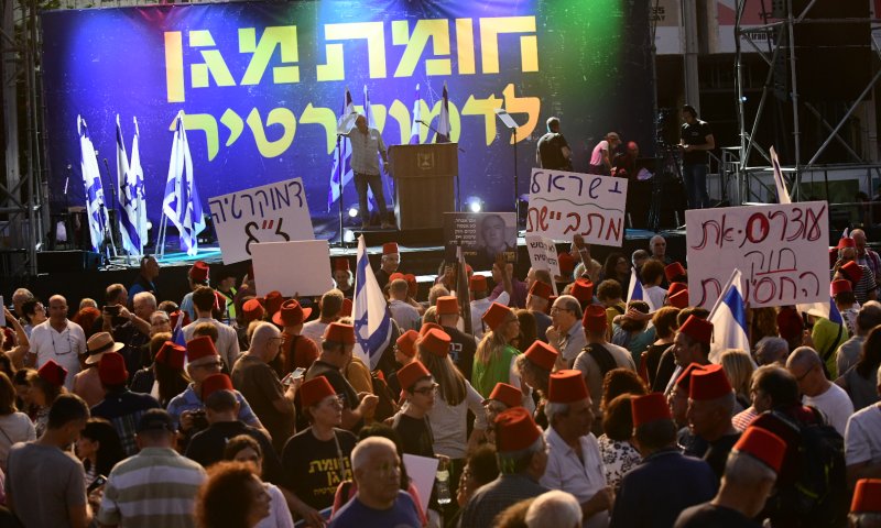 עשרות אלפים מפגינים נגד נתניהו: "לא נהיה כבשים"