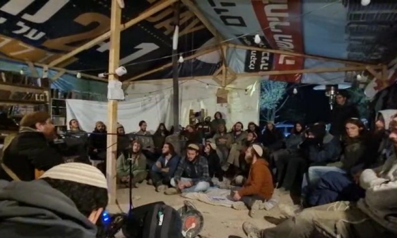 מרגש: הזמר ביני לנדאו הופיע בחומש | צפו