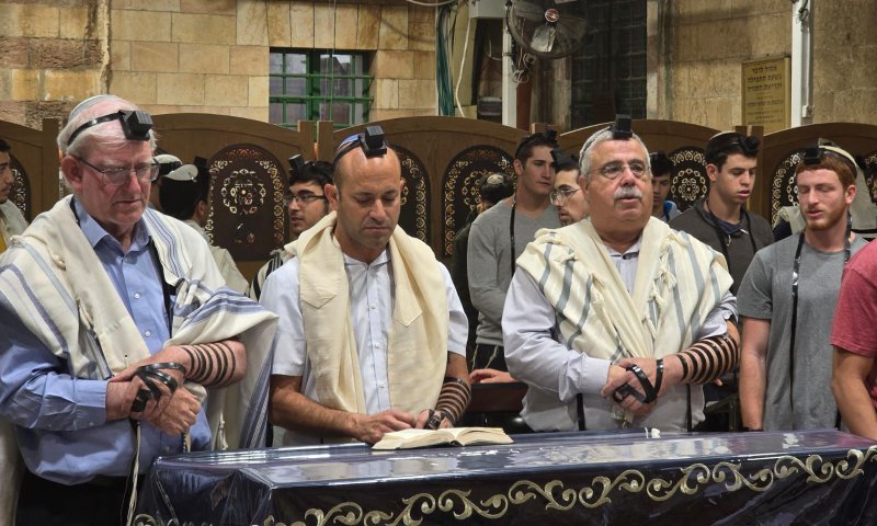 התפילות למען טראמפ הן יותר נזק מתועלת