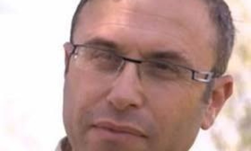 מלא בצער על כבודה של תורה שמתגולל בעפר