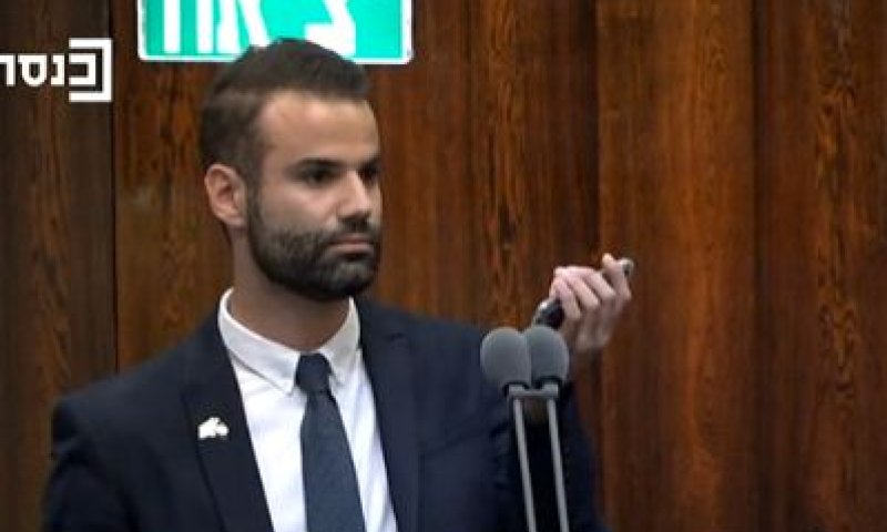 הח"כ הטרי השתמש בטלפון באמצע נאום וננזף. צפו