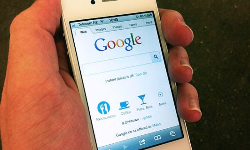 הרב אבינר: מותר להשתמש בטלפון עם אינטרנט