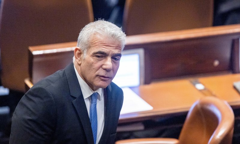 מאחורי הדלת הסגורה: מה באמת סיפר לפיד בחקירה?