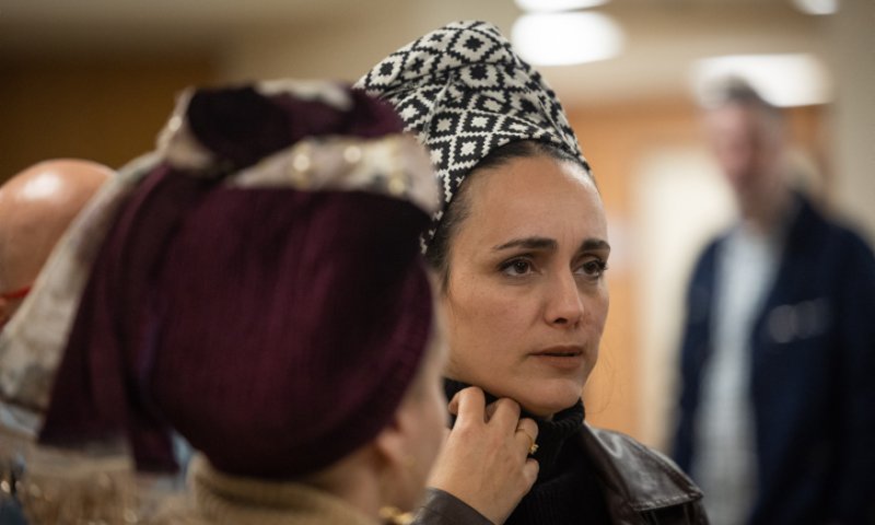 "השוטר נצמד לגופה ותחב את רגלו בין רגליה"