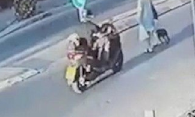 תיעוד קשה: אופנוען דוהר ומרסק קשישה על הכביש