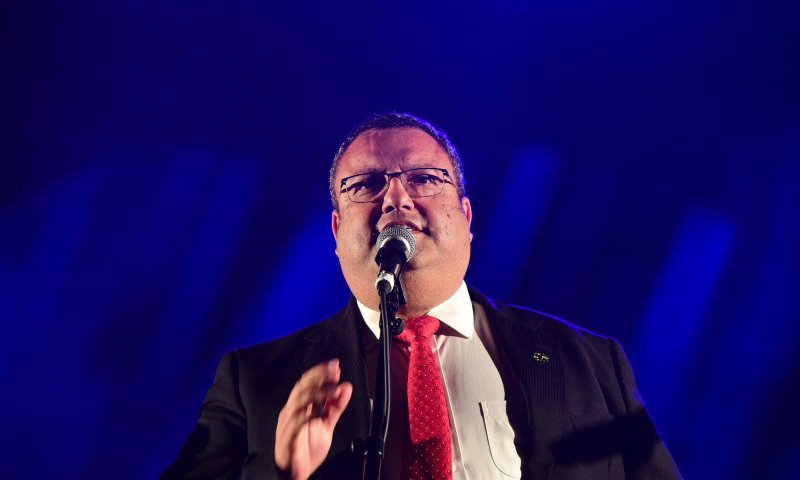 צפו: כשמשה ליאון לימד את הקהל איך לסלסל בסליחות