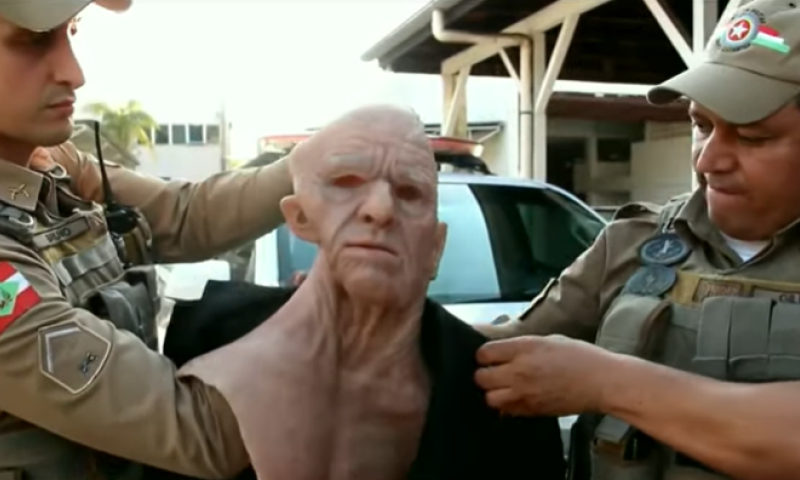 עם תחפושת ואקדח: השוד שמשגע את הרשת