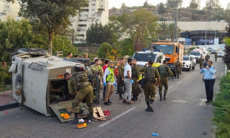 רכב צבאי התהפך בכביש בין קריית ארבע לחרסינה