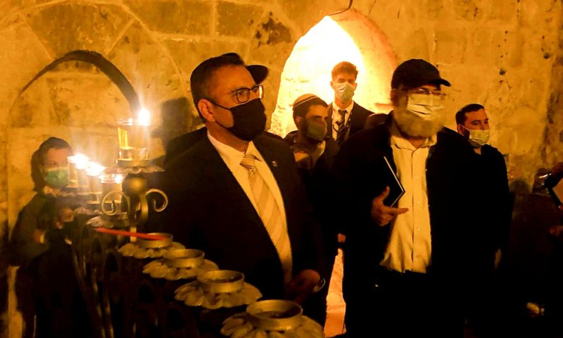 צפו: ראש עיריית ירושלים מדליק חנוכיה בכותל הקטן