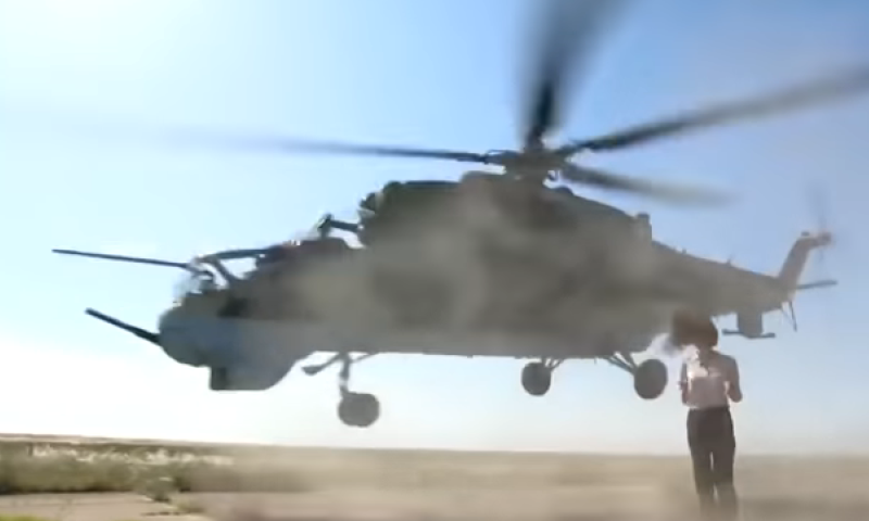 יואו: מסוק קרב כמעט ערף את ראשה של הכתבת. צפו