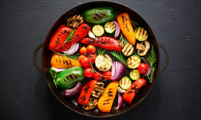 בריא במיוחד: ירקות צלויים על מצע חומוס מעגבניות