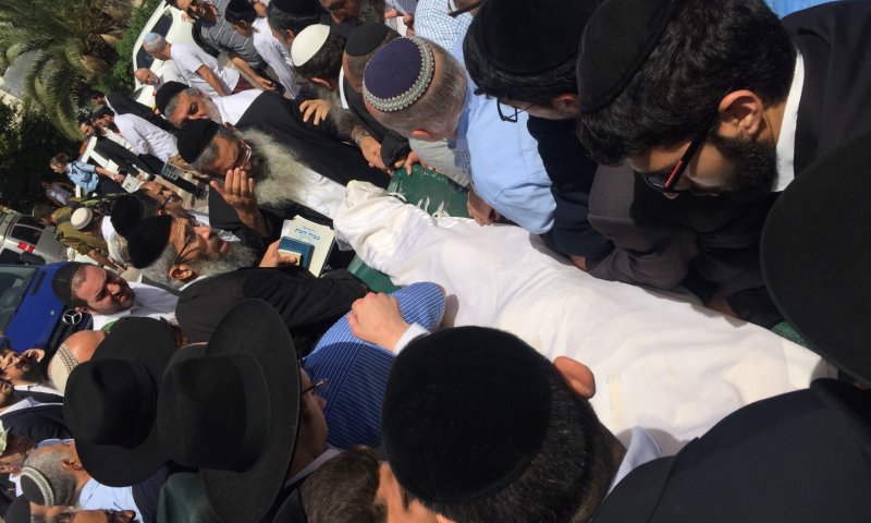 צפו: אלפים בהלווית הרב דוד שלוש זצ"ל