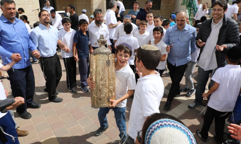 צפו: סיום והכנסת ספר תורה בבית ספר יסודי בבית שמש
