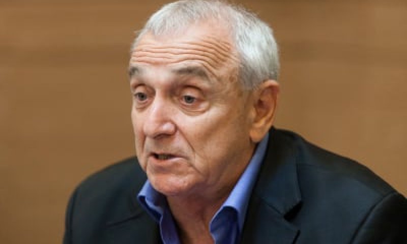 אהרונוביץ' הודיע על פרישה