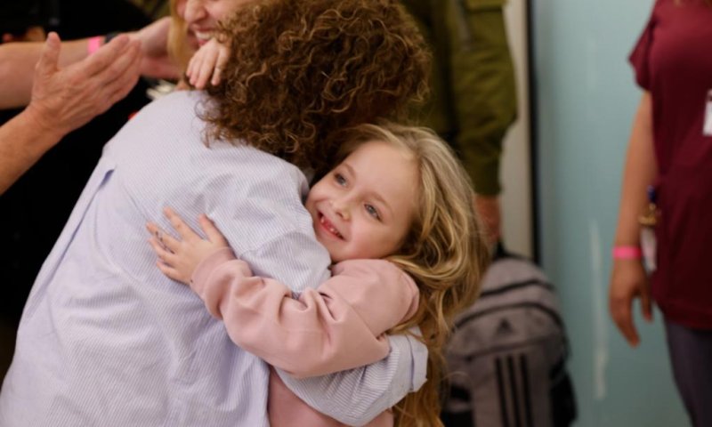 הכי מרגש: הילדים החטופים נפגשים עם בני המשפחה