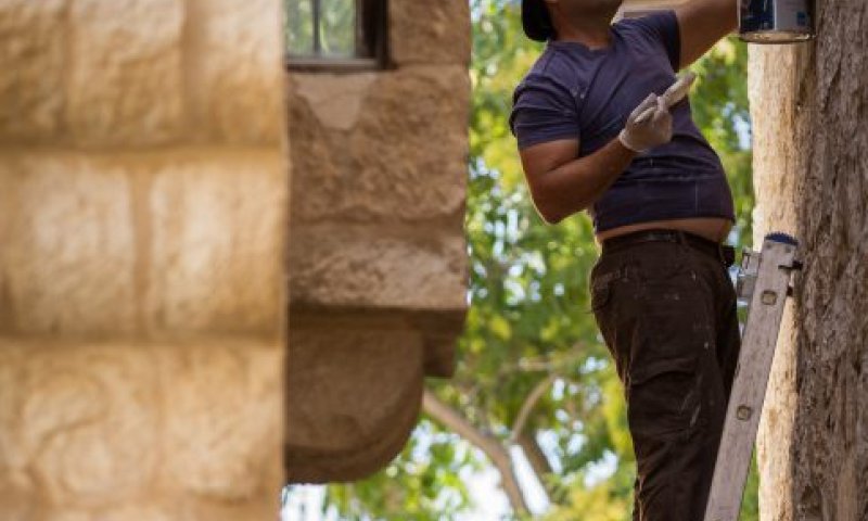 גבר נפל מסולם במהלך ניקיון לפסח, מצבו קשה