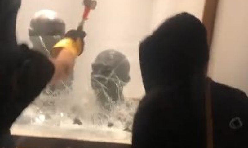 בריטניה: אנטי ישראלים פרצו וגנבו את פסל חיים וייצמן