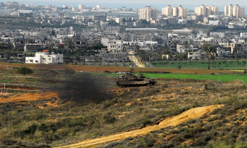 בתגובה למטעני חבלה: צה"ל תקף בעזה