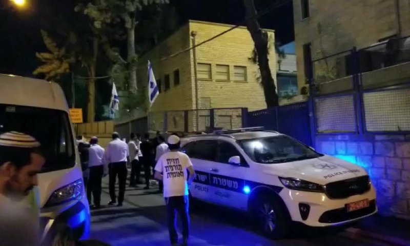 קיצונים התיזו גז מדמיע בהקפות של 'מרכז הרב'