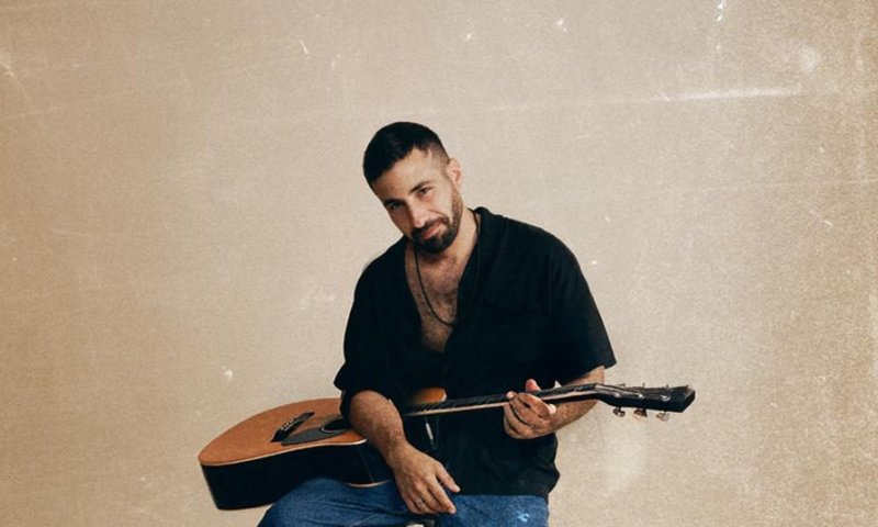 לאישה שלי שהפכה אותי גבר": השיר החדש של אביחי הולנדר | ראיון