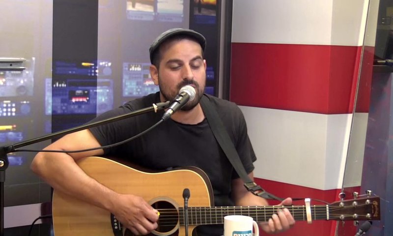 עקיבא עושה ישי ריבו | ביצוע לייב באולפן סרוגים