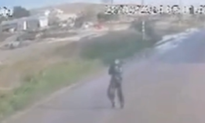 עומד באמצע הכביש לבוש מדים ויורה. תיעוד הפיגוע