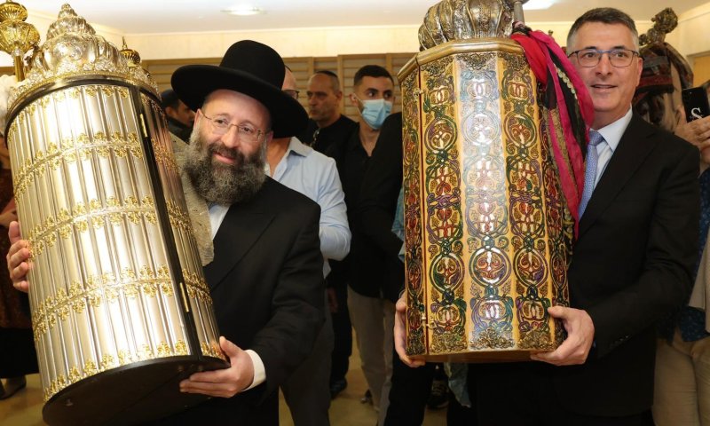 מרגש: קביעת מזוזה בבית הכנסת החדש של משרד החוץ | צפו בתיעוד