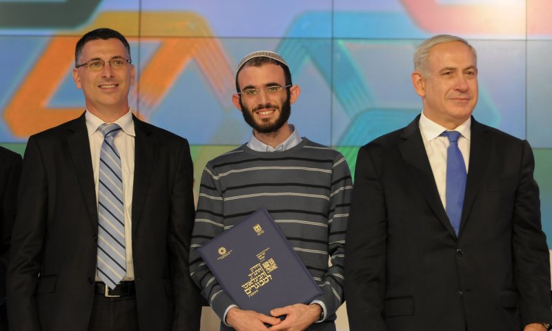 רפאל מיוחס מישראל הוא חתן התנ"ך הבינלאומי למבוגרים