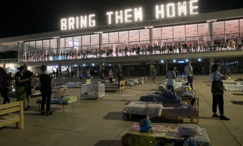 מיצג למען החטופים הוצת בתל אביב