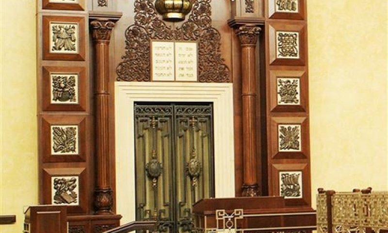 ארון קודש מפואר בסגנון הברון רוטשילד