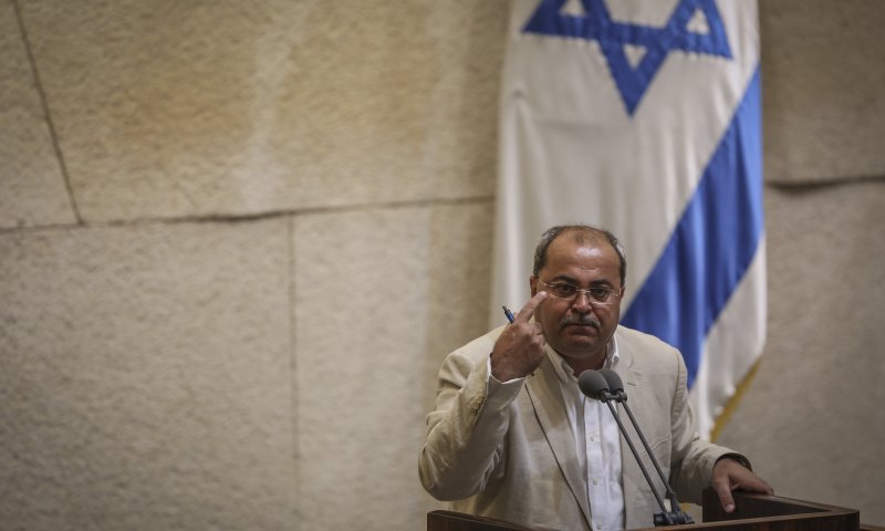 טיבי קטע את שולי מועלם לספוד לאורי אורבך. צפו