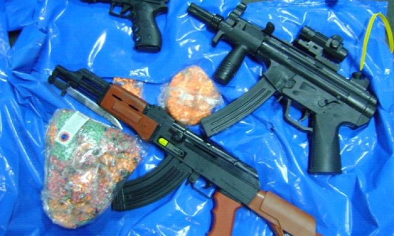 חזרו מאומן וניסו להבריח אקדחים, סיגריות ושתיה חריפה