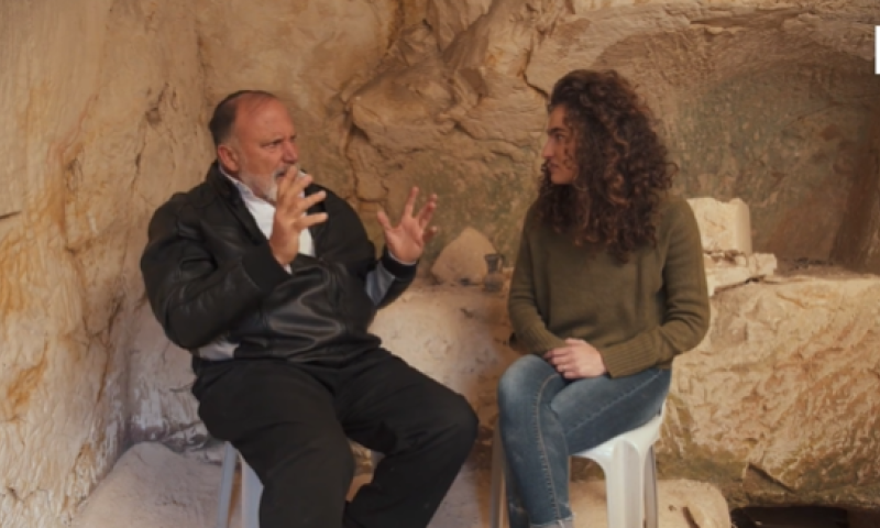 צפו: הירושלמי שגילה מערת קבורה עתיקה מתחת לביתו