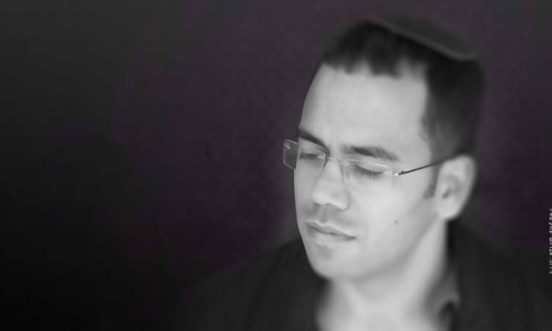 מרגש:מתי שריקי שר על רבו שנרצח בפיגוע&bull; צפו