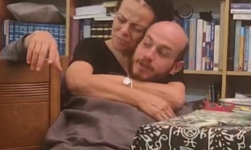 שובר לב: שאולי גרינגליק בחיבוק אחרון מאמא | צפו