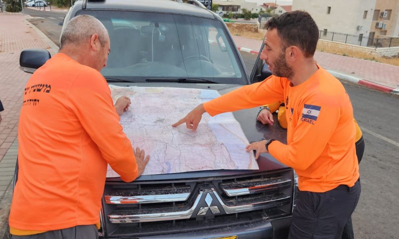תחת גשם כבד: שלושה נערים נתקעו בנחל חצצון