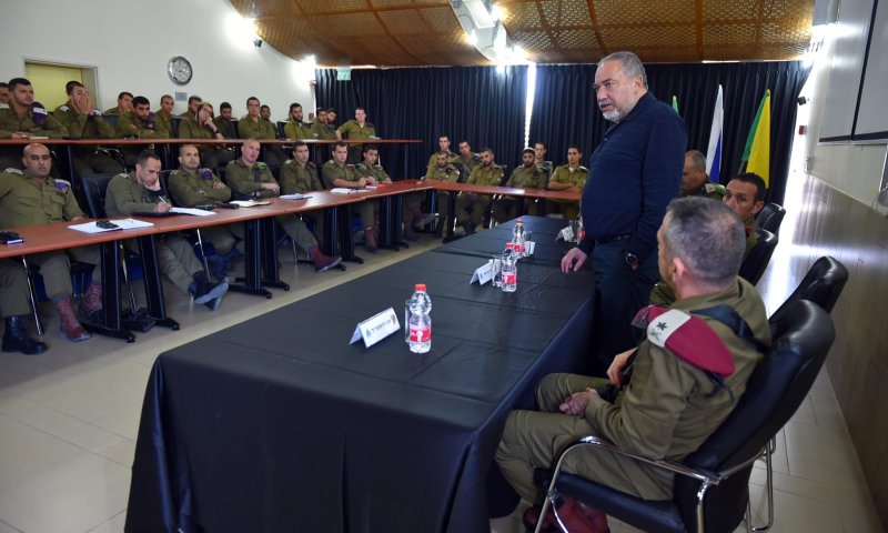 חרף הירי לבאר שבע:ליברמן הורה לפתוח את המעברים לעזה