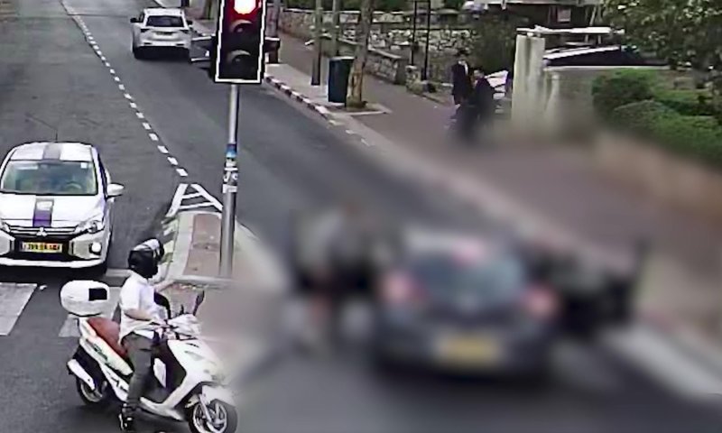 צפו: רוכב אופנוע תקף נהג &ndash; "יש לי סכין, אדקור אותך"