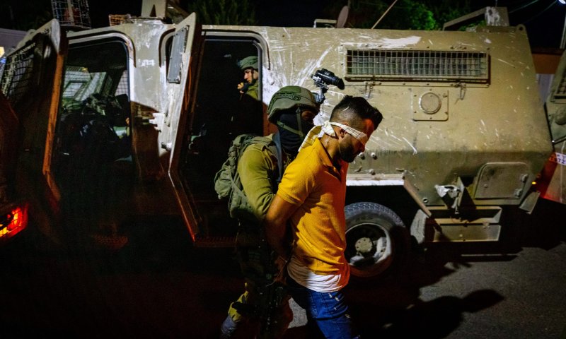 במהלך מעצר מבוקש: מחבל ניסה להשליך מטען &ndash; ונהרג